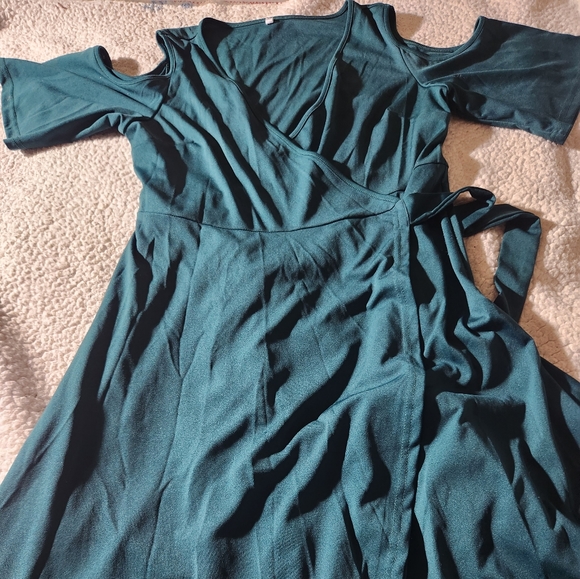 Unamed Wrap Dress with cold shoulder detailing Size 0XL in hunter green - Picture 9 of 11
